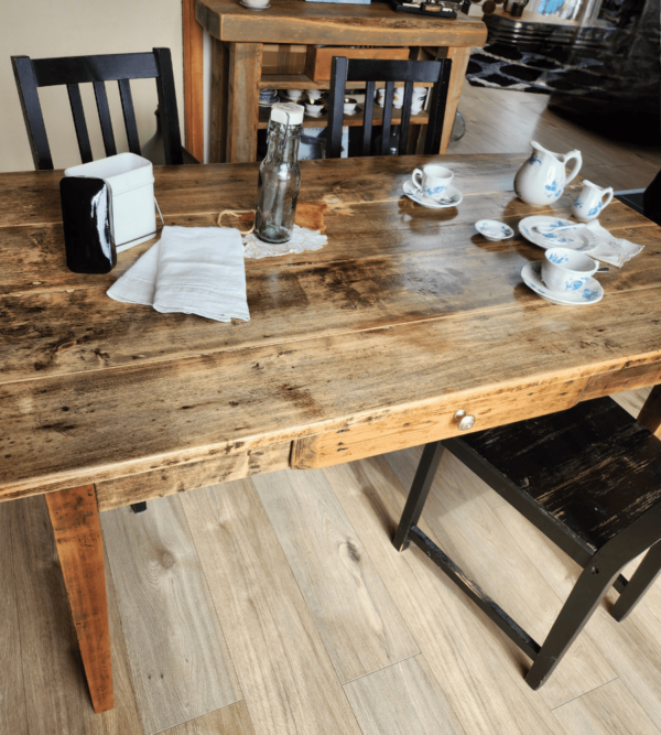 Une ancienne table de campagne – Image 8