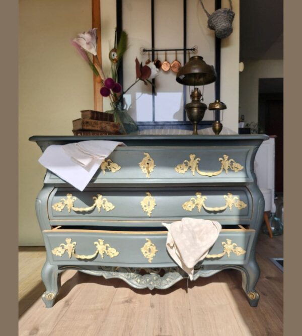 Une commode bordelaise de style Louis XV