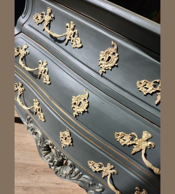 Une commode bordelaise de style Louis XV – Image 11