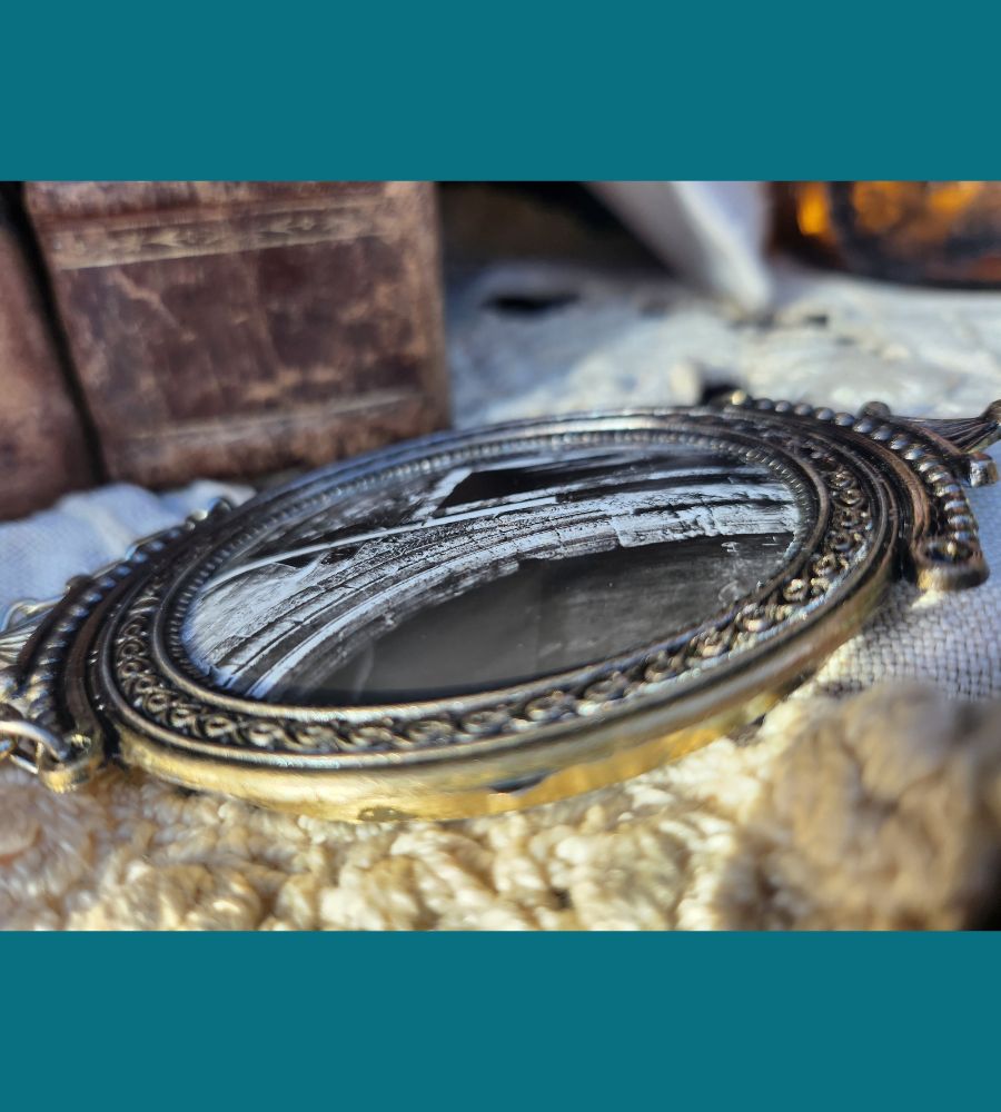 Un ancien médaillon avec chainette, photo d'une vieille façade – Image 6