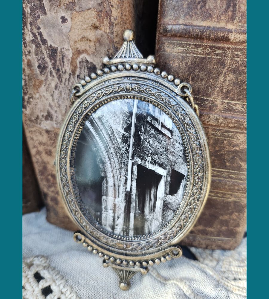 Un ancien médaillon avec chainette, photo d'une vieille façade