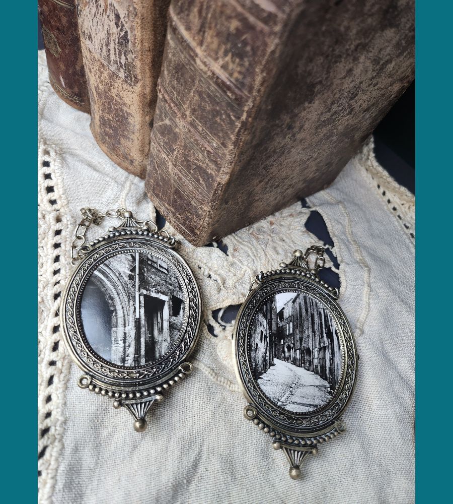 Un ancien médaillon avec chainette, photo d'une vieille façade – Image 5