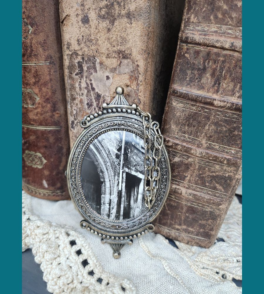 Un ancien médaillon avec chainette, photo d'une vieille façade – Image 3