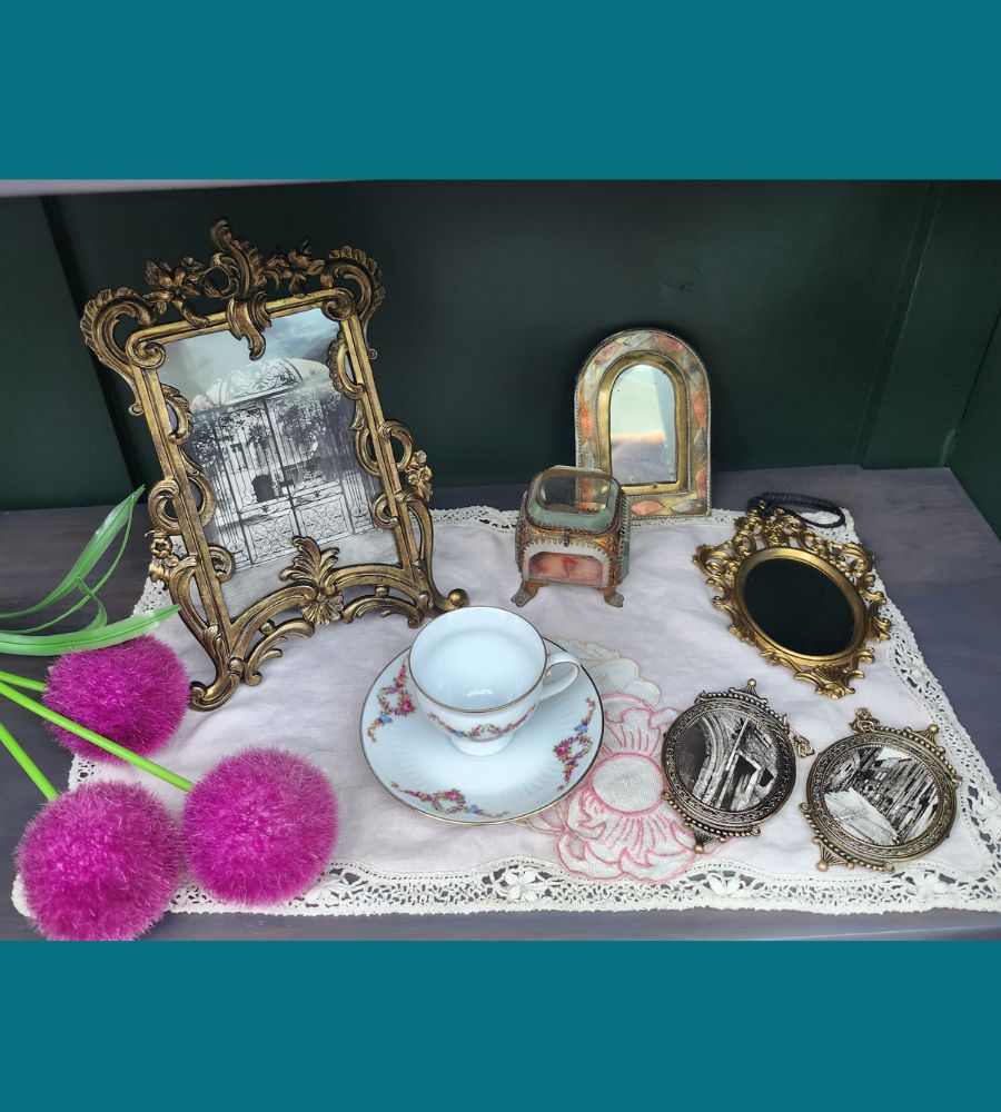 Un ancien médaillon avec chainette, photo d'une vieille façade – Image 2