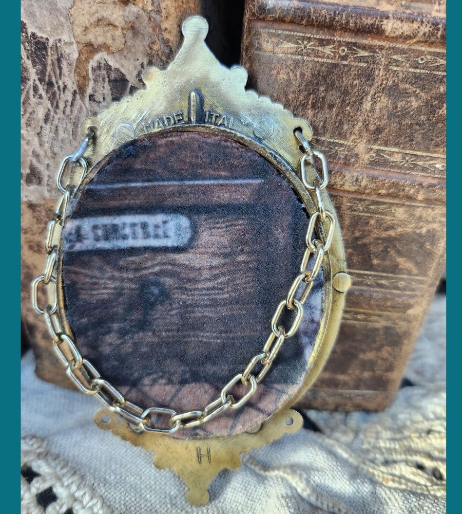 Un ancien médaillon avec chainette, photo d'une vieille façade – Image 4