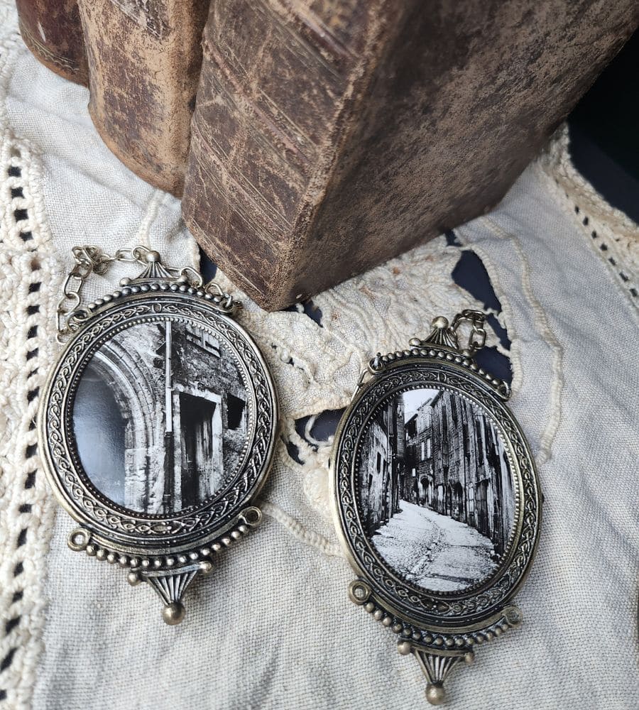 Un ancien médaillon avec chainette, photo d'une ruelle – Image 6