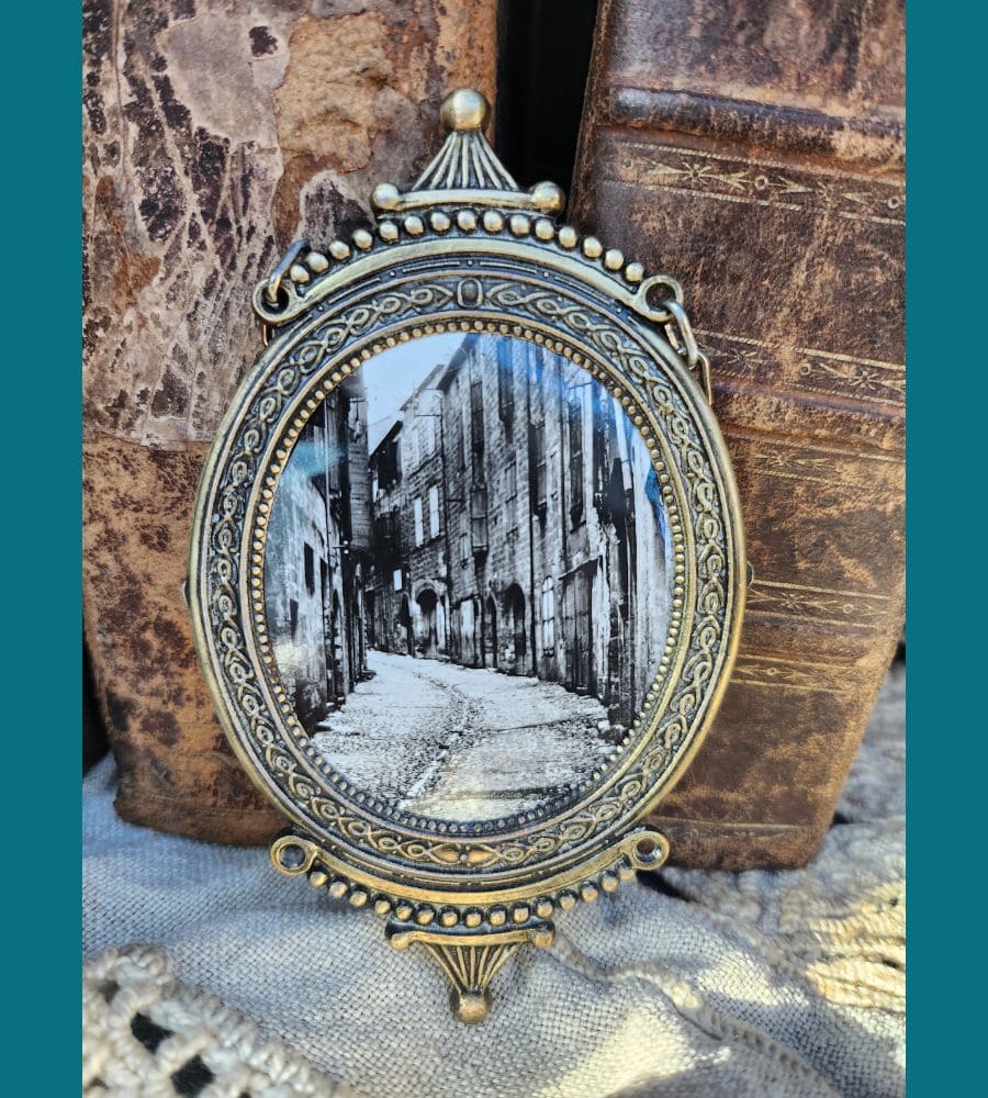 Un ancien médaillon avec chainette, photo d'une ruelle – Image 4