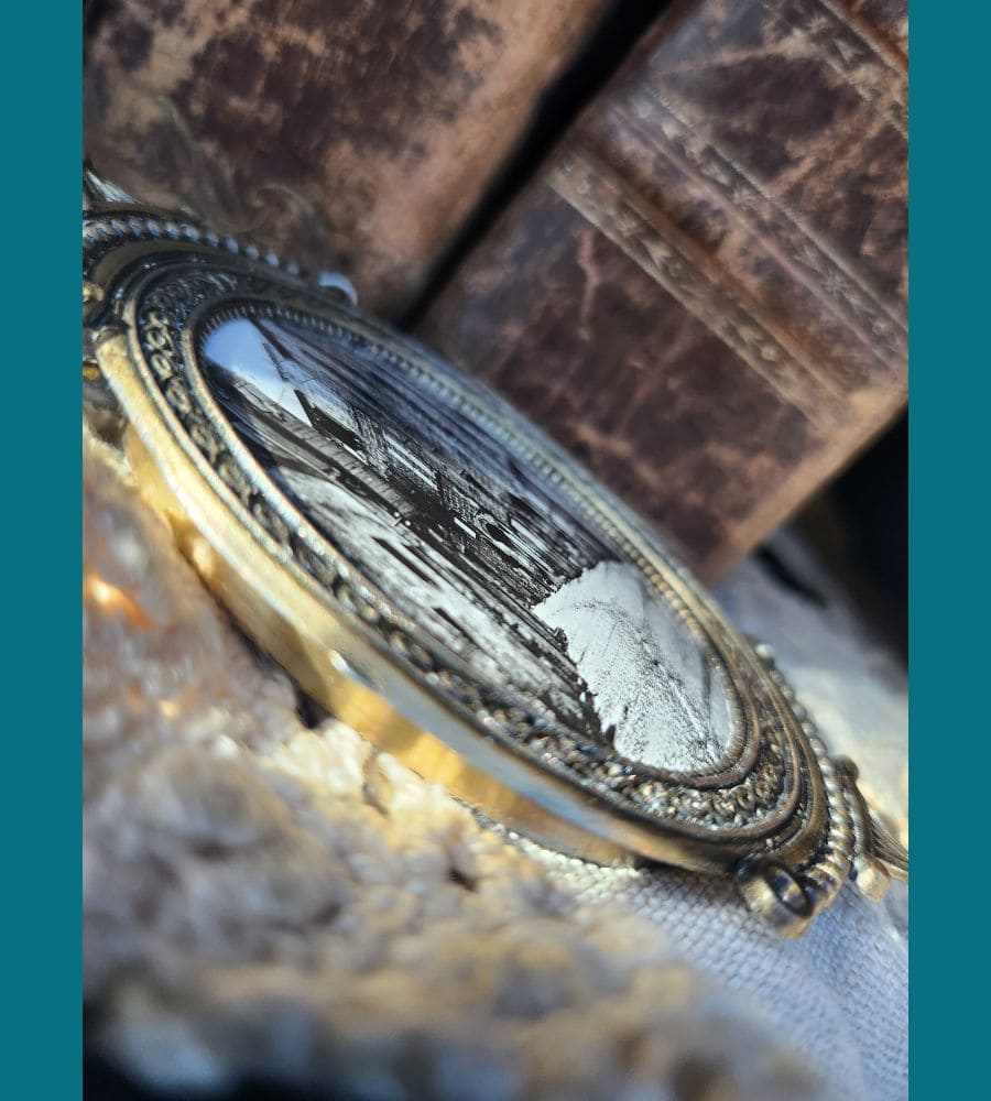 Un ancien médaillon avec chainette, photo d'une ruelle – Image 2