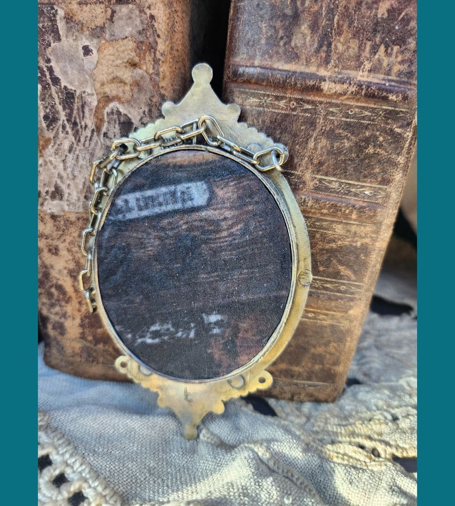 Un ancien médaillon avec chainette, photo d'une ruelle – Image 5