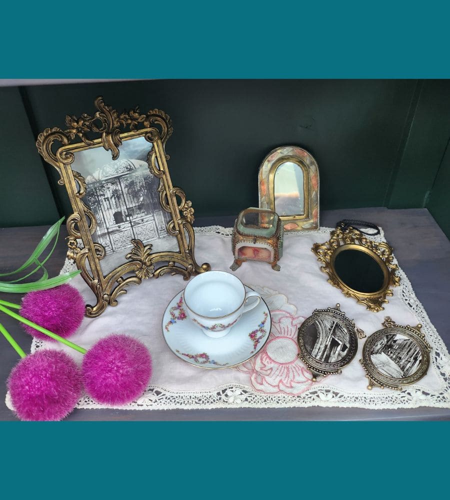 Un ancien médaillon avec chainette, photo d'une ruelle – Image 3