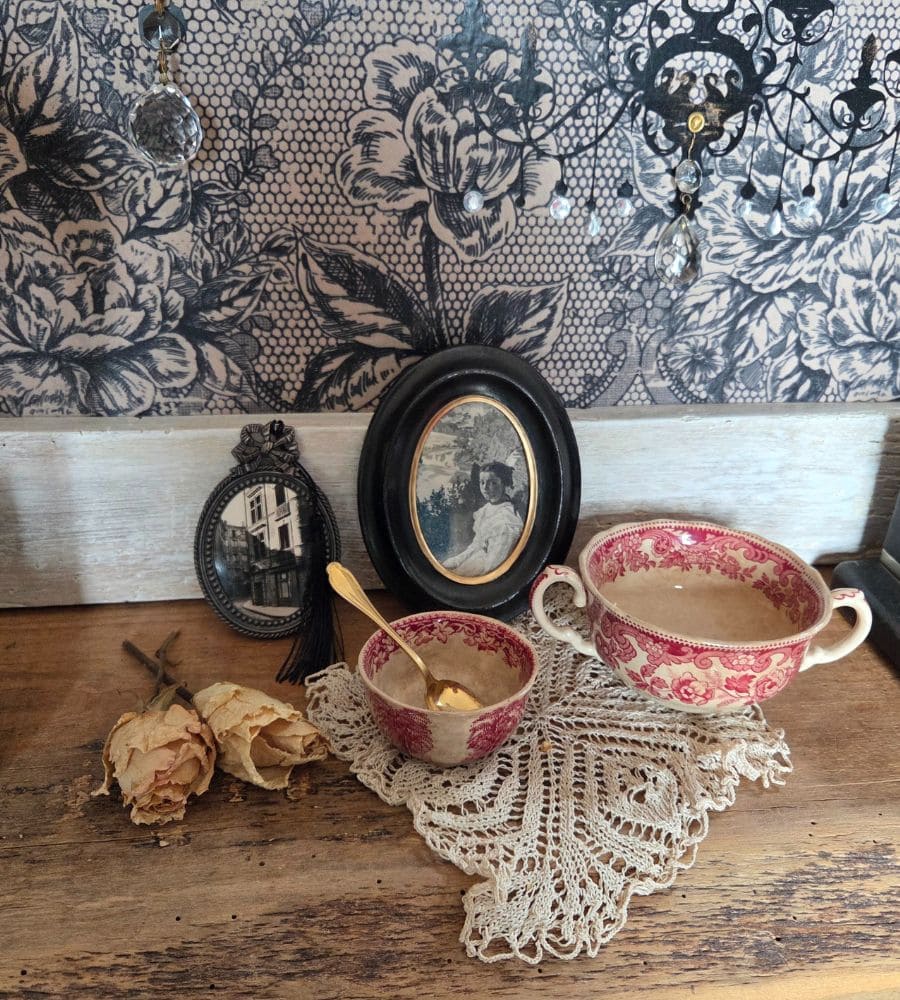 Un ancien médaillon avec un motif en forme de nœud – Image 10