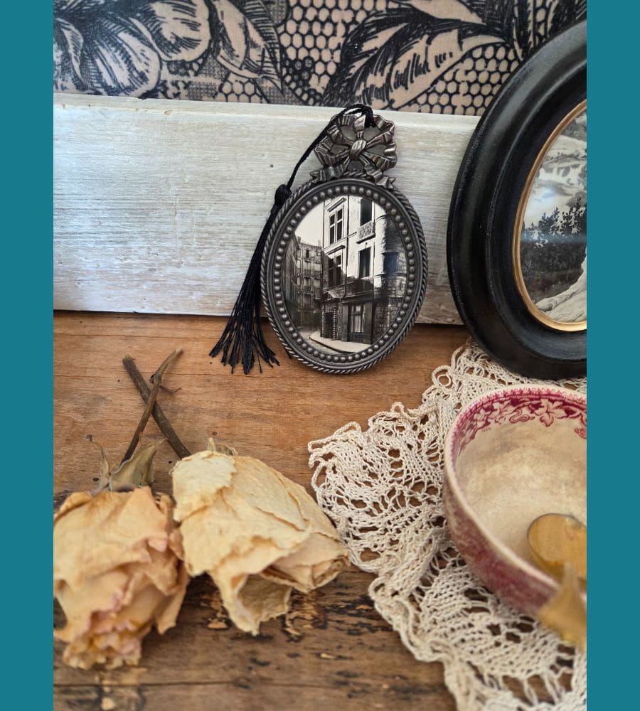 Un ancien médaillon avec un motif en forme de nœud – Image 13