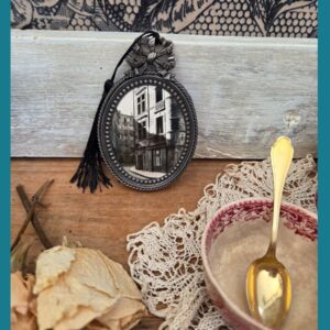 Un ancien médaillon avec un motif en forme de nœud