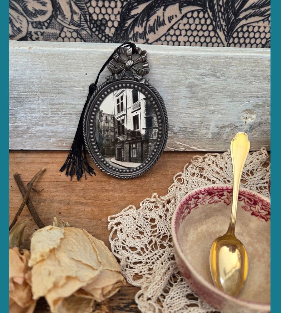 Un ancien médaillon avec un motif en forme de nœud