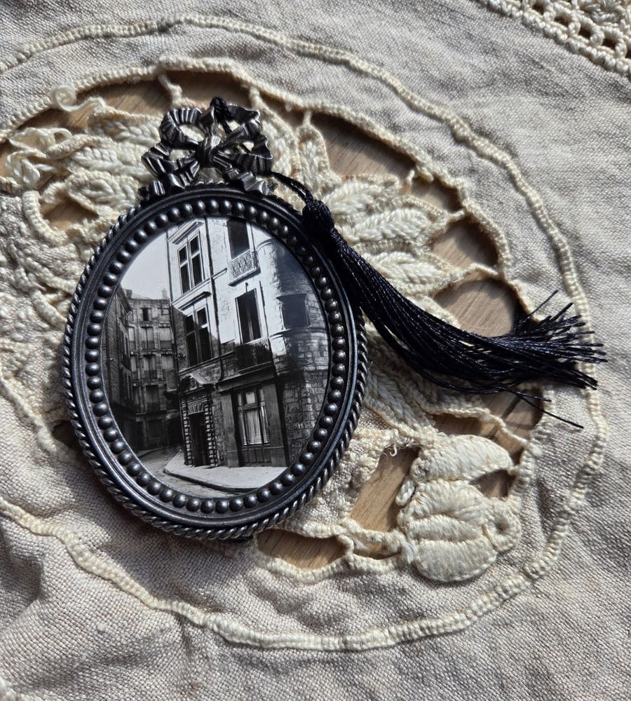 Un ancien médaillon avec un motif en forme de nœud – Image 5