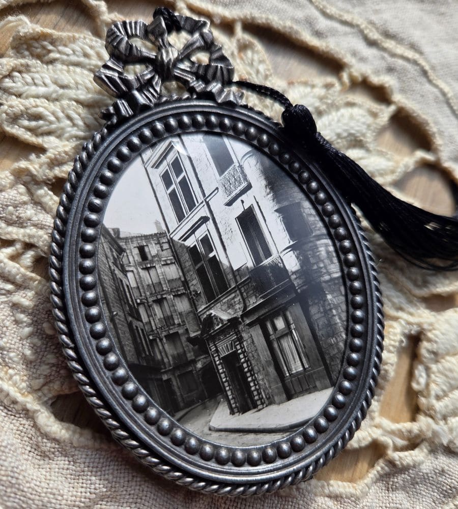 Un ancien médaillon avec un motif en forme de nœud – Image 4