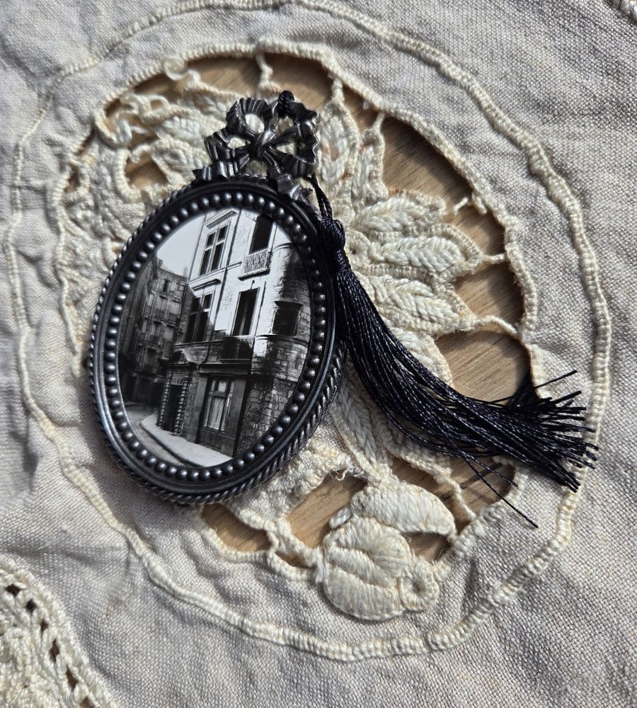 Un ancien médaillon avec un motif en forme de nœud – Image 7