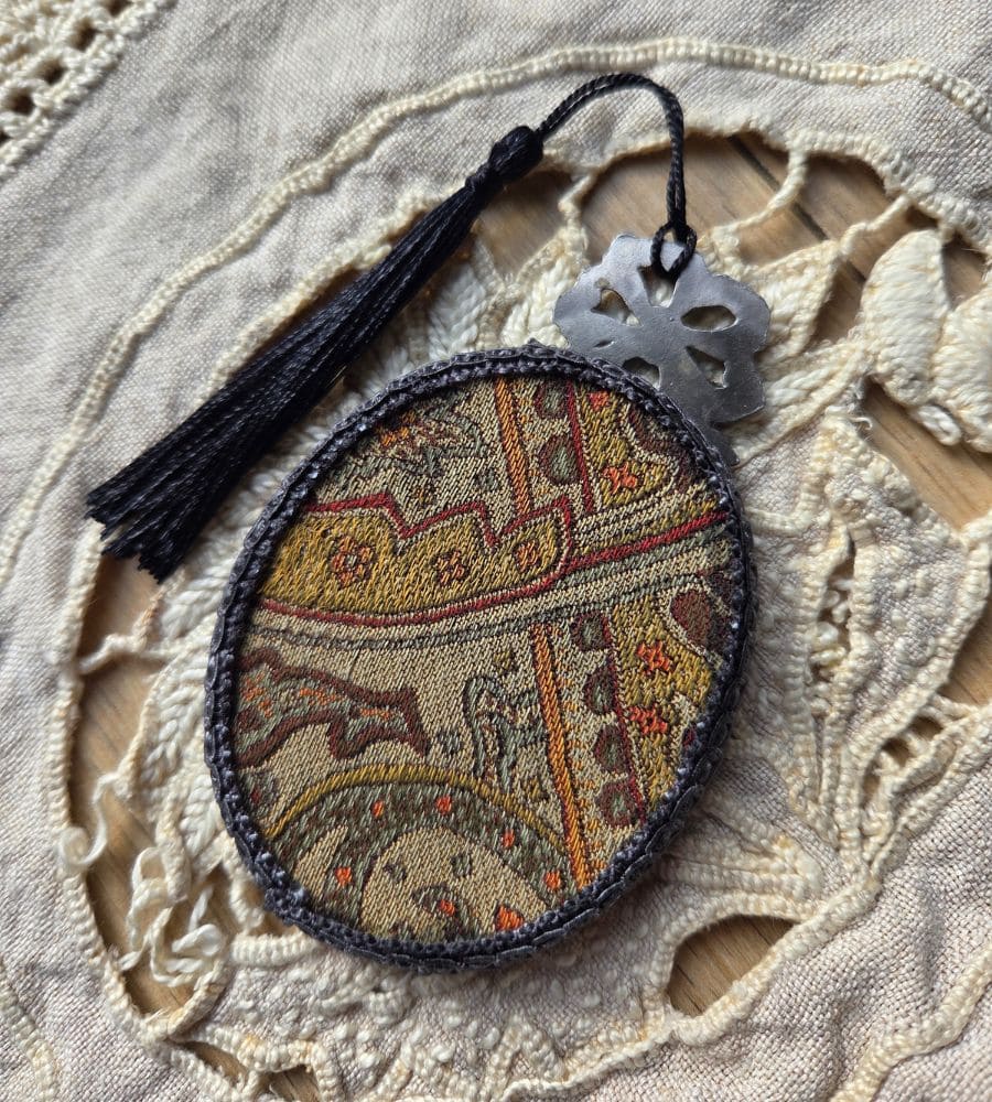 Un ancien médaillon avec un motif en forme de nœud – Image 9