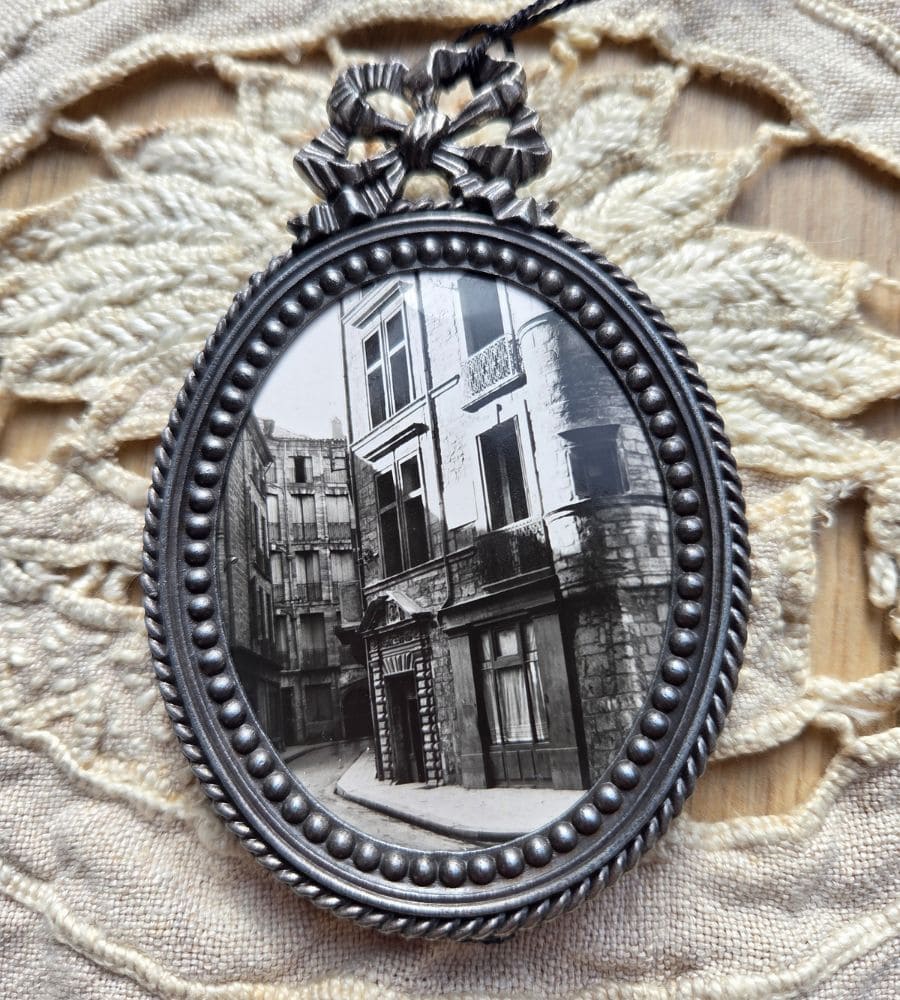 Un ancien médaillon avec un motif en forme de nœud – Image 3