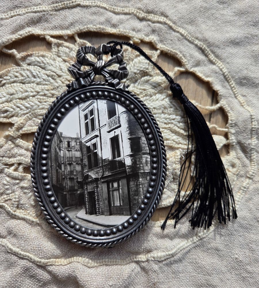 Un ancien médaillon avec un motif en forme de nœud – Image 2