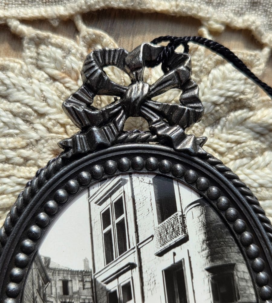 Un ancien médaillon avec un motif en forme de nœud – Image 11