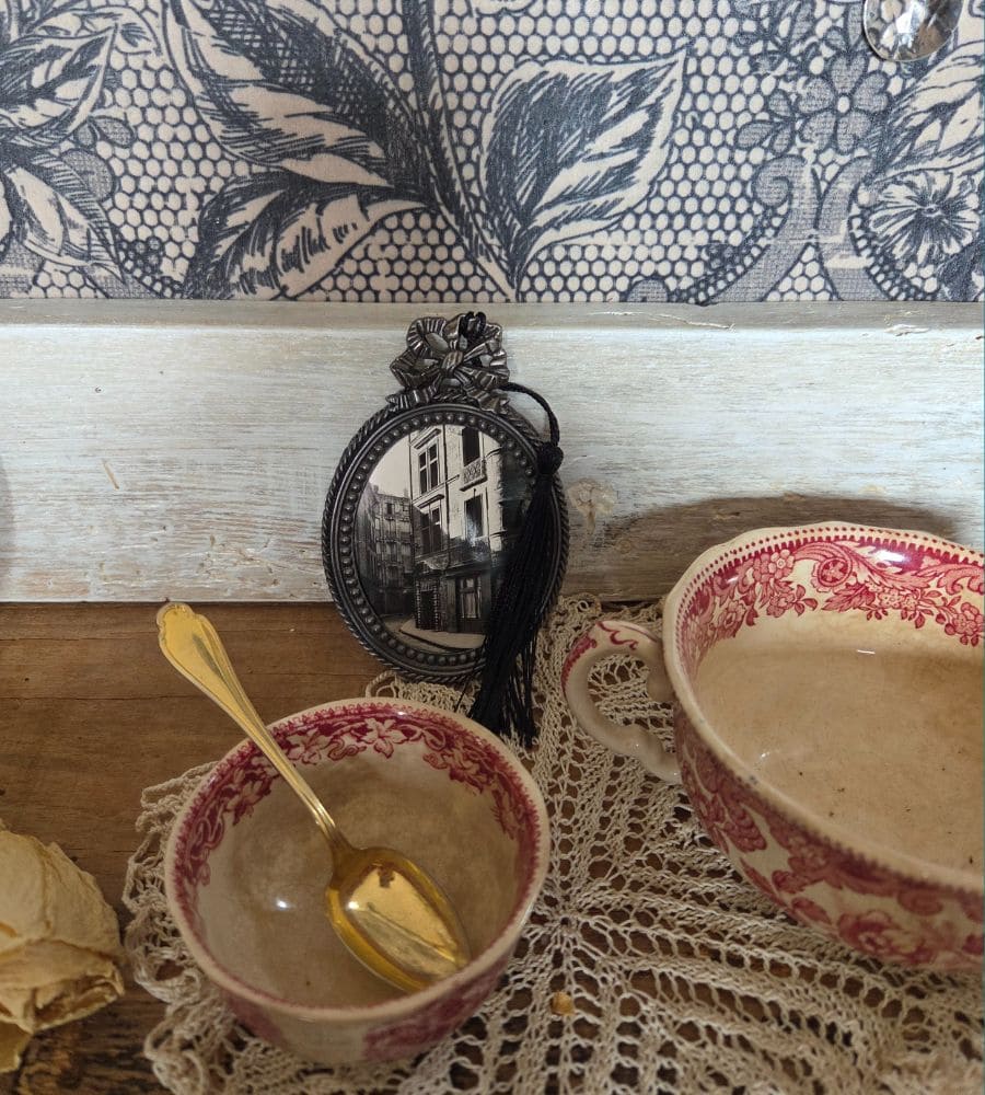 Un ancien médaillon avec un motif en forme de nœud – Image 17