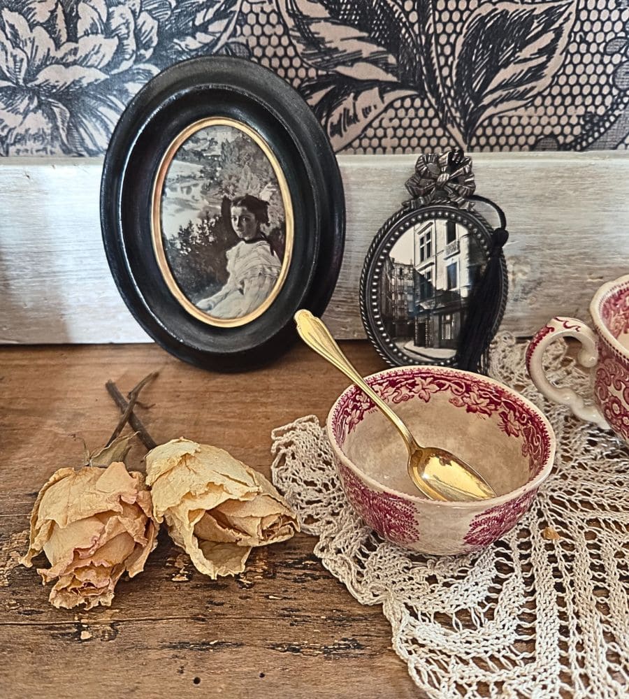 Un ancien médaillon avec un motif en forme de nœud – Image 18