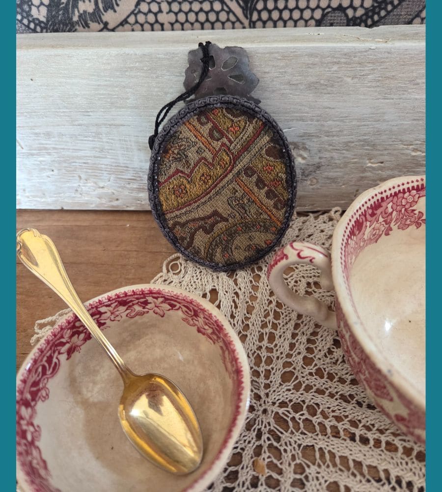 Un ancien médaillon avec un motif en forme de nœud – Image 16