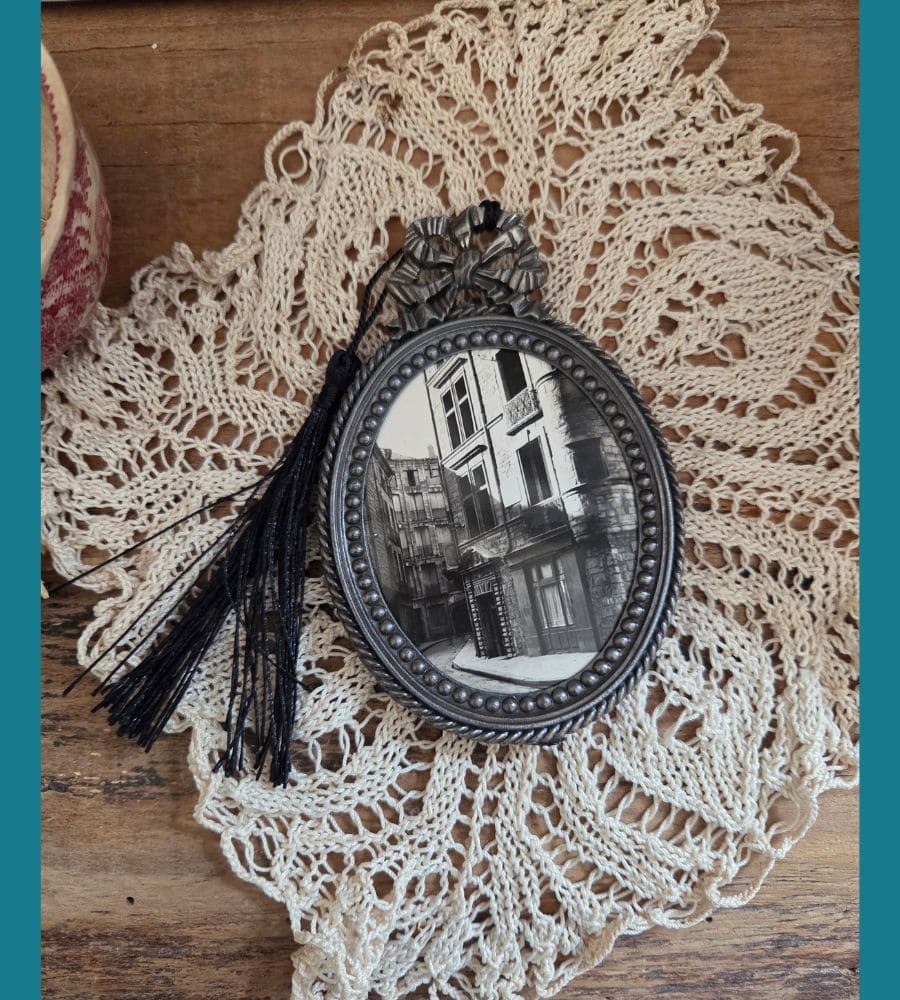 Un ancien médaillon avec un motif en forme de nœud – Image 6