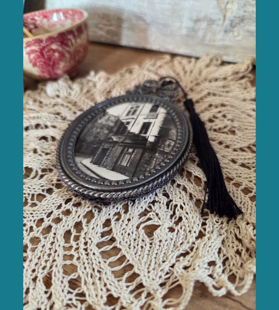 Un ancien médaillon avec un motif en forme de nœud – Image 8