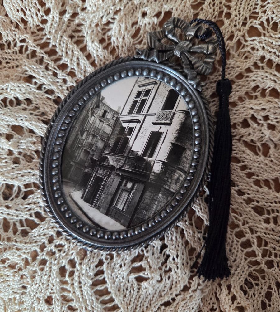 Un ancien médaillon avec un motif en forme de nœud – Image 15