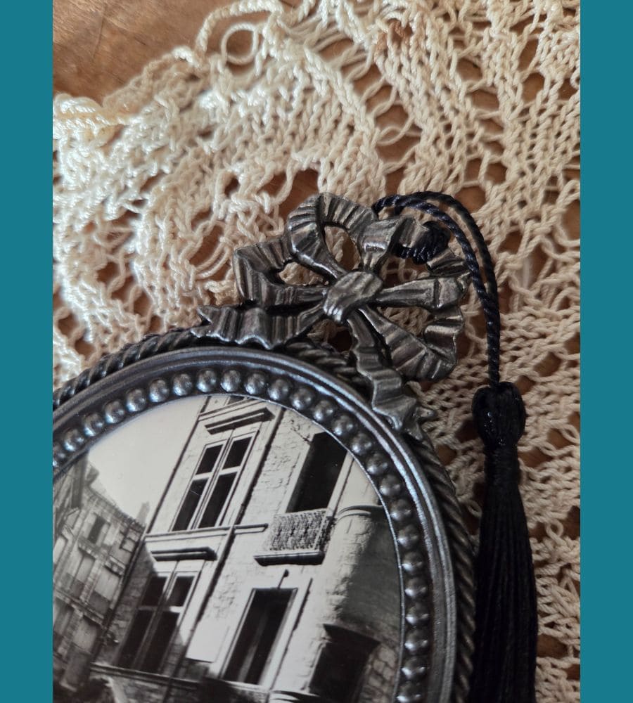 Un ancien médaillon avec un motif en forme de nœud – Image 12