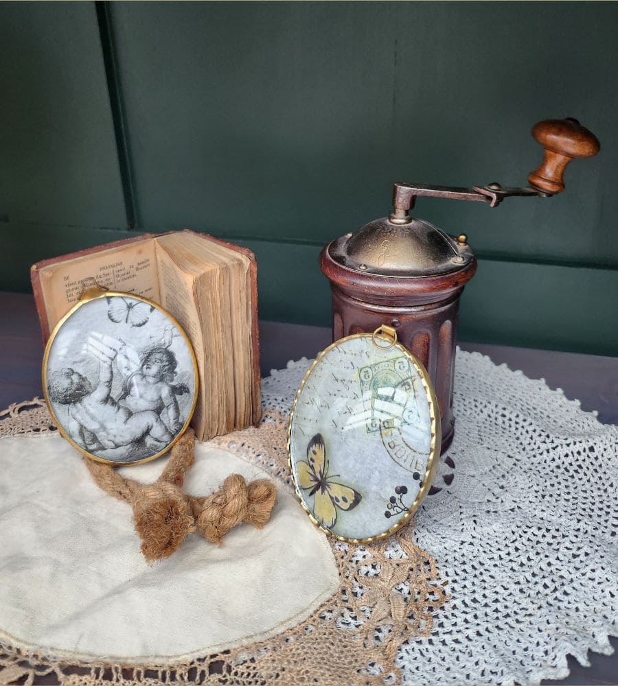 Un ancien médaillon avec son verre bombé motif papillon – Image 10