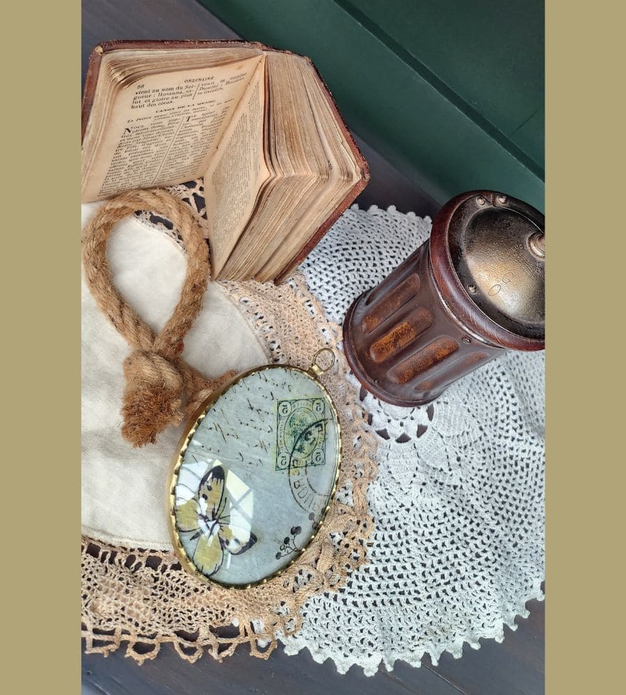 Un ancien médaillon avec son verre bombé motif papillon – Image 8