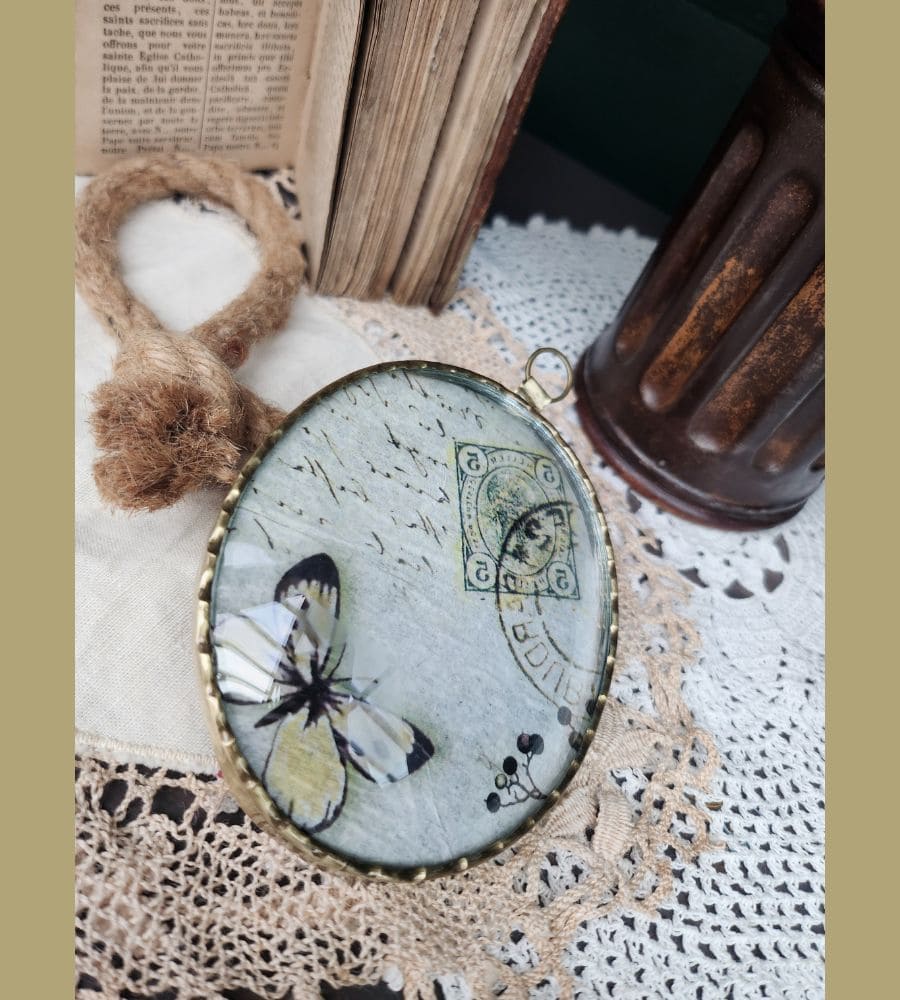 Un ancien médaillon avec son verre bombé motif papillon – Image 7
