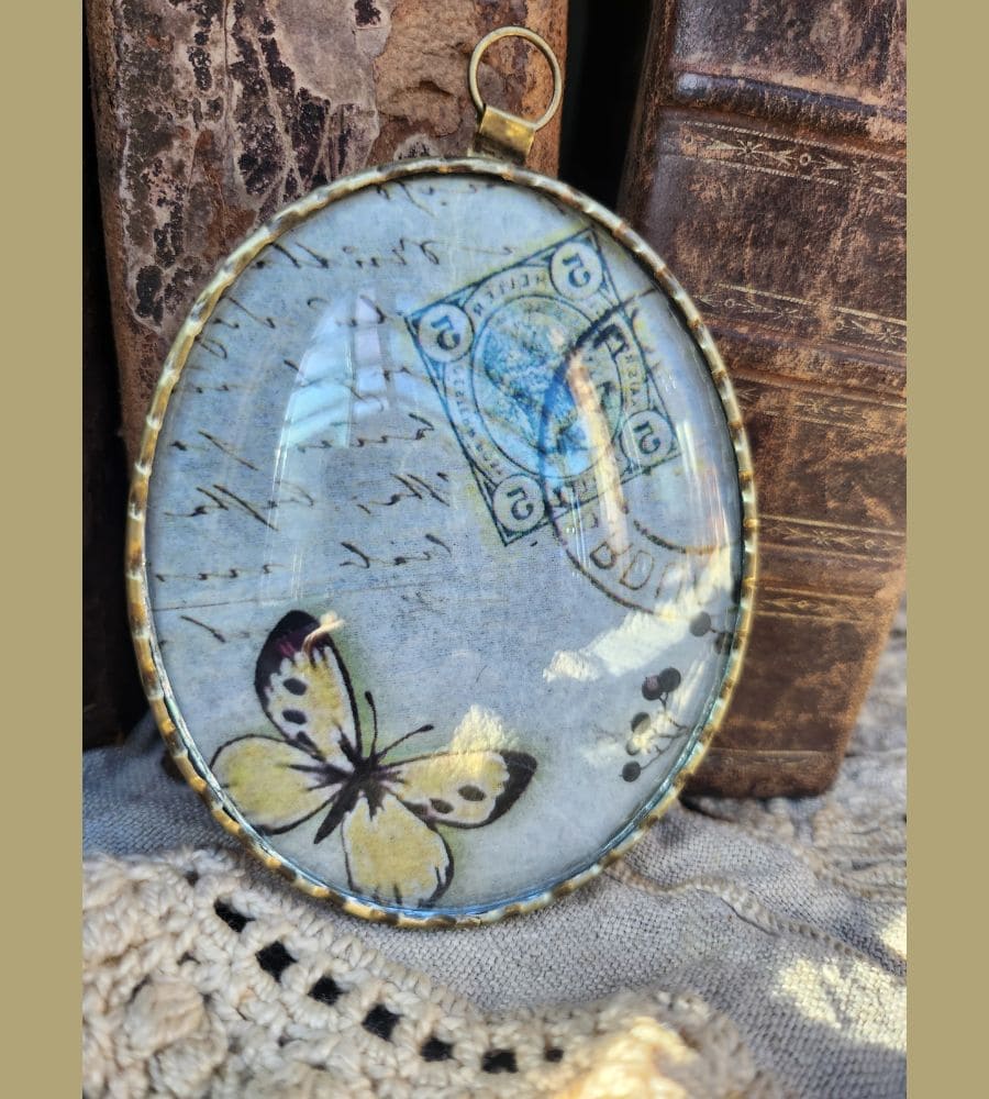 Un ancien médaillon avec son verre bombé motif papillon – Image 4