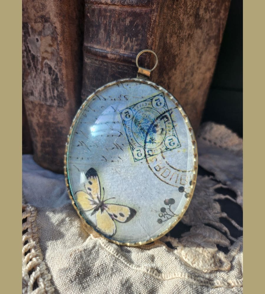 Un ancien médaillon avec son verre bombé motif papillon – Image 9