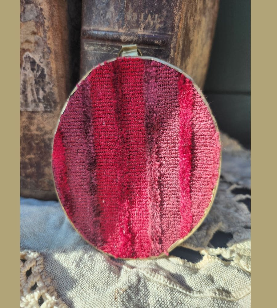 Un ancien médaillon avec son verre bombé motif papillon – Image 5