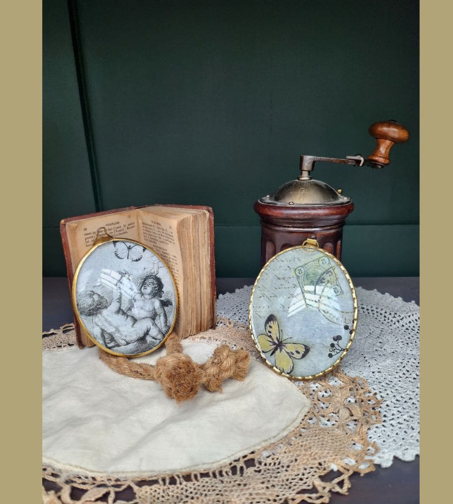 Un ancien médaillon avec son verre bombé motif papillon