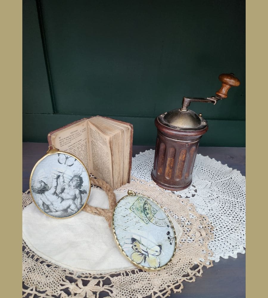 Un ancien médaillon avec son verre bombé motif anges – Image 5