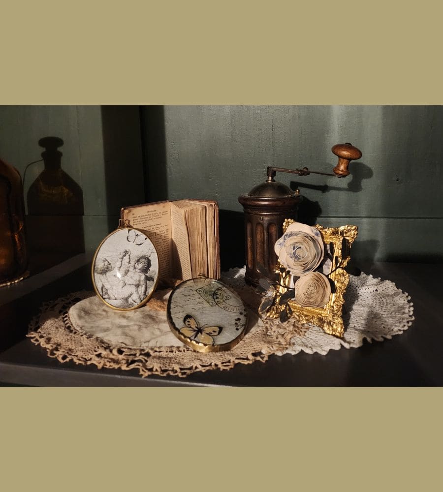 Un ancien médaillon avec son verre bombé motif anges – Image 2