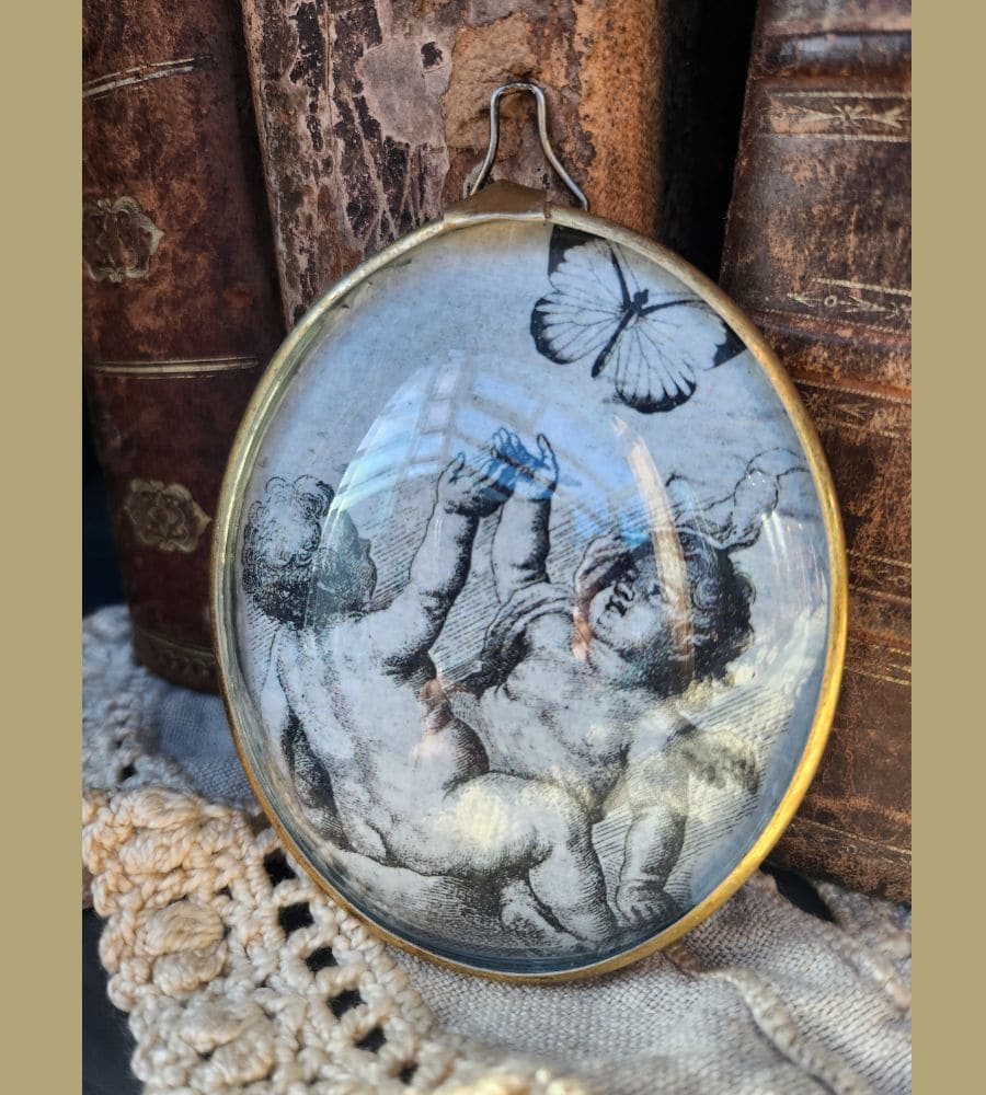Un ancien médaillon avec son verre bombé motif anges – Image 6