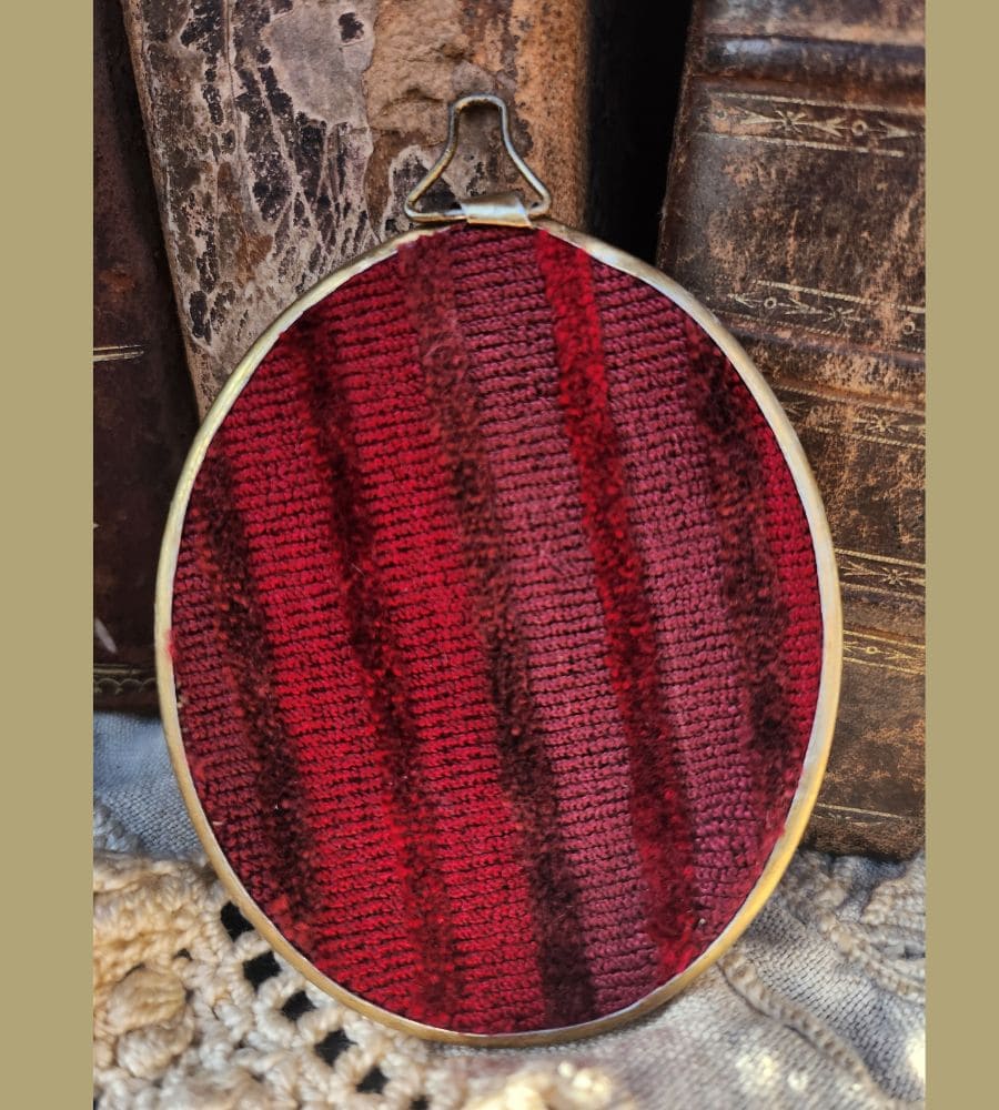 Un ancien médaillon avec son verre bombé motif anges – Image 7