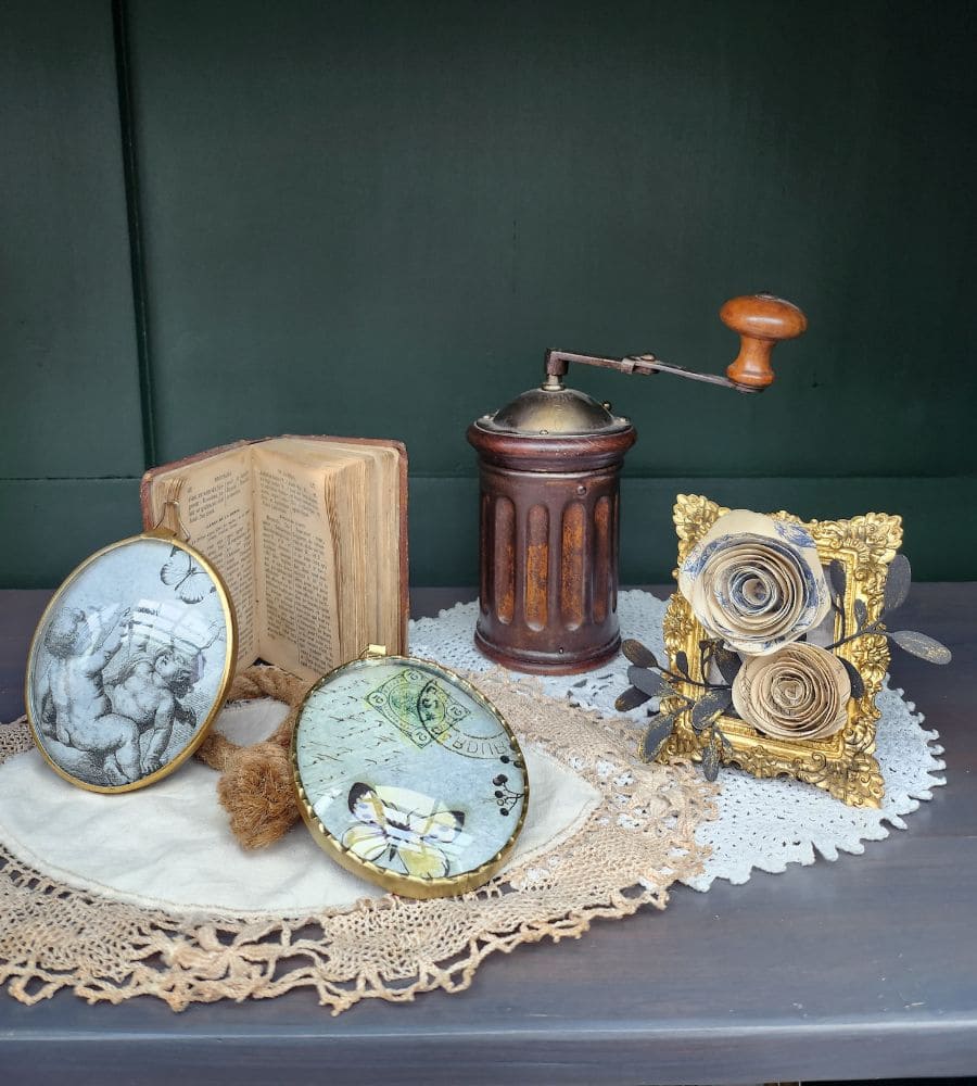 Un ancien médaillon avec son verre bombé motif anges – Image 4