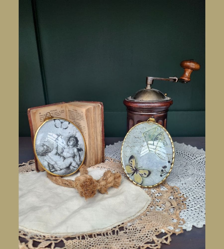 Un ancien médaillon avec son verre bombé motif anges – Image 3