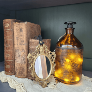 Un charmant petit miroir à suspendre