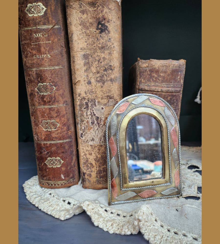 Un ancien miroir oriental en laiton – Image 3