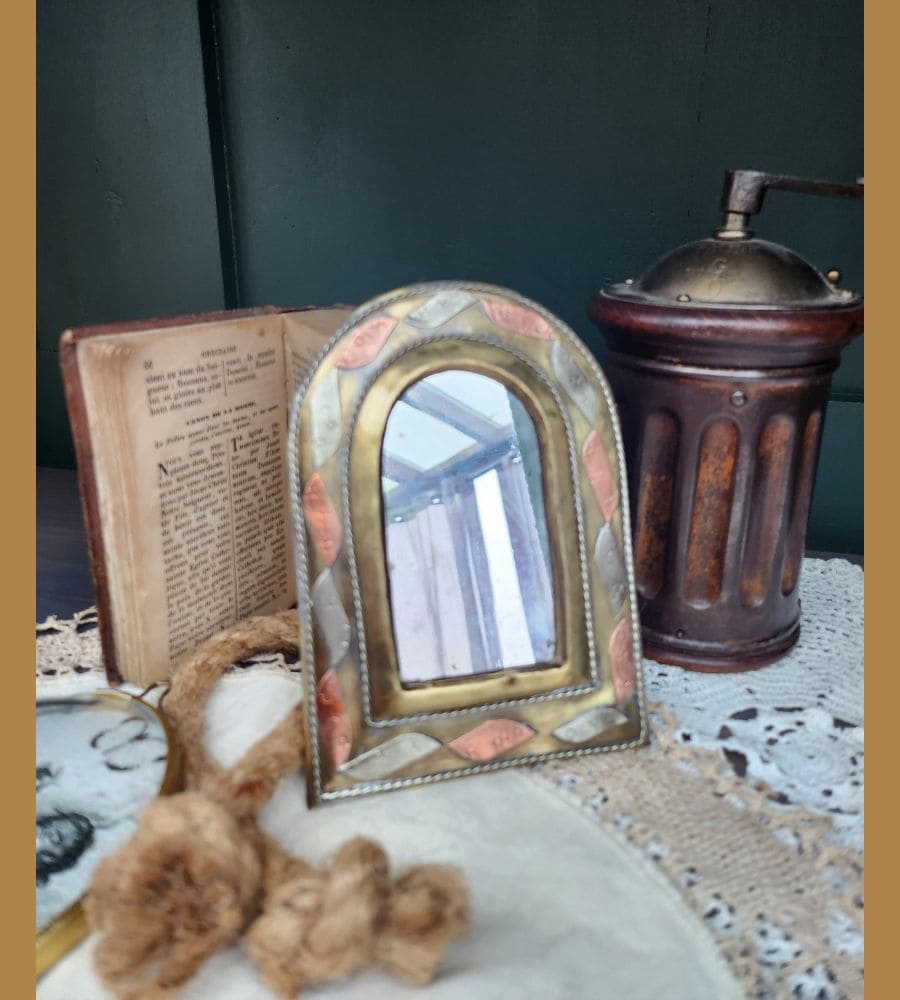 Un ancien miroir oriental en laiton – Image 2