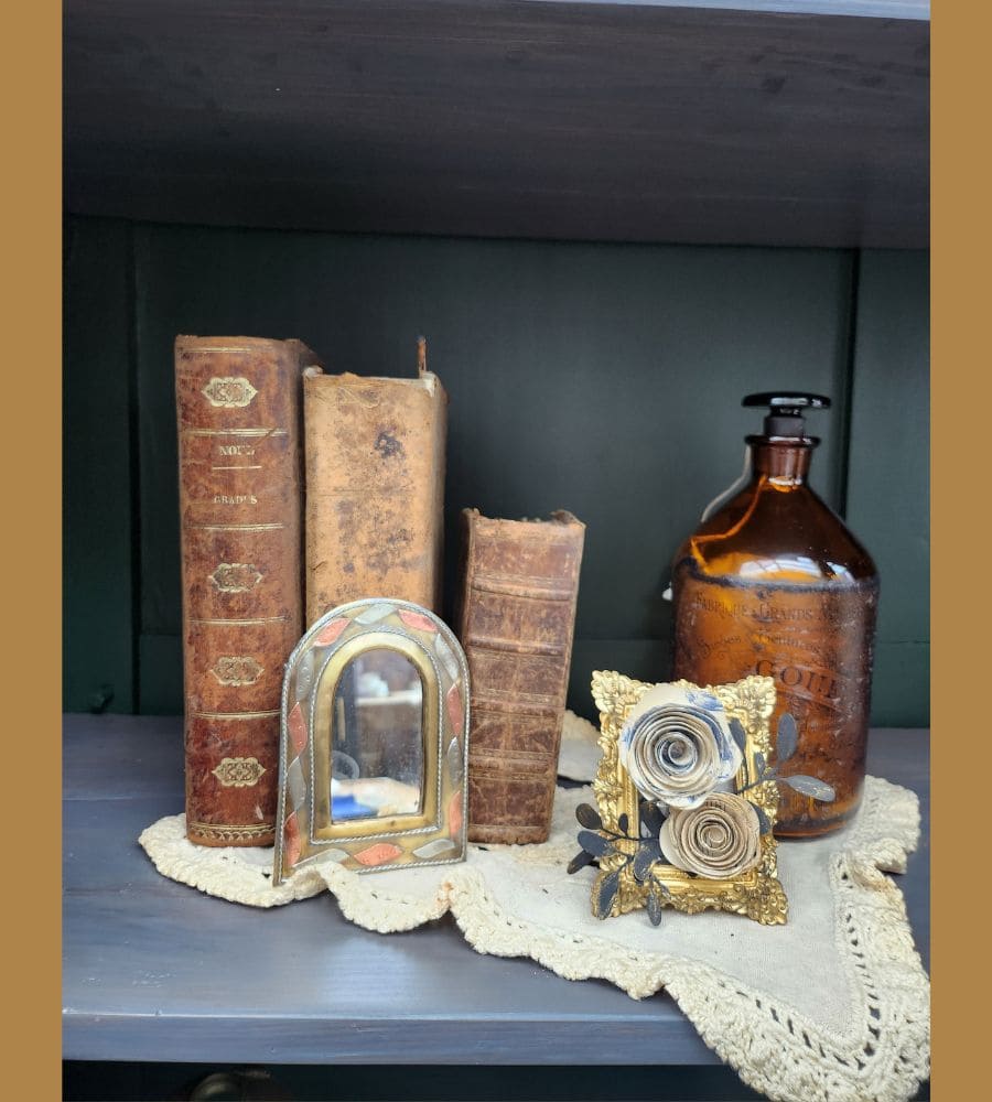 Un ancien miroir oriental en laiton