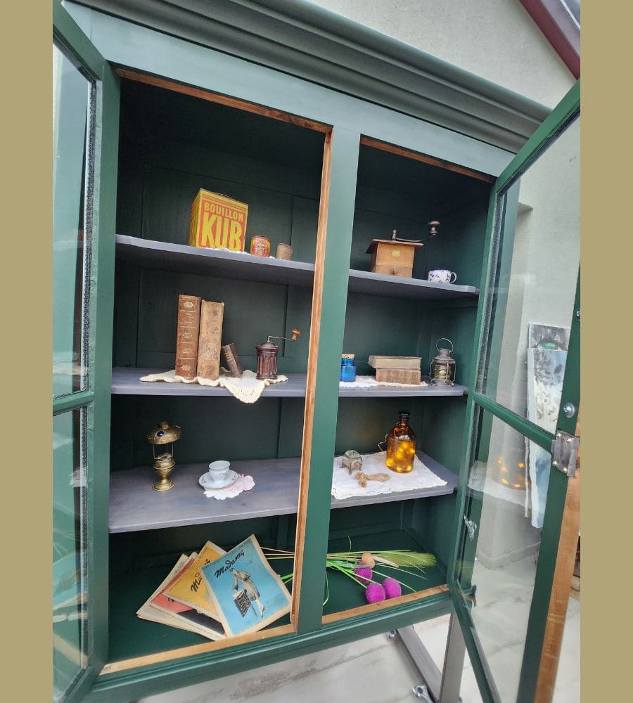 Une ancienne vitrine sur pieds acier – Image 4